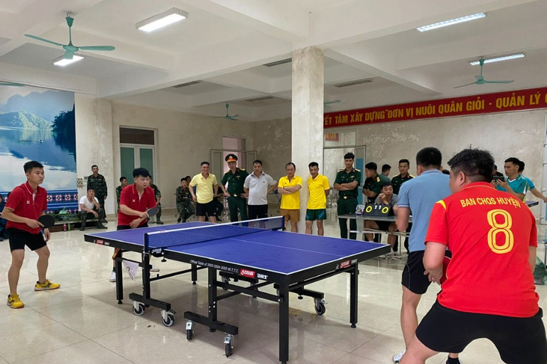 Tranh tài môn bóng bàn. z5444623255853_a2fb114172a49b189176c8fcb5e24469.jpg