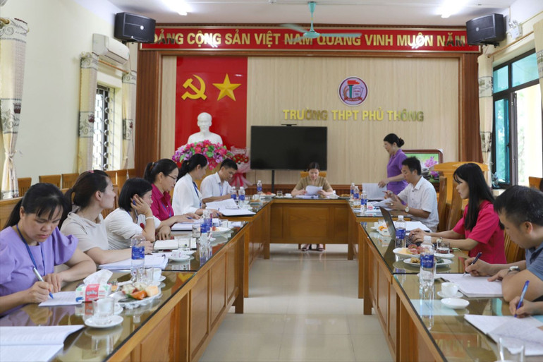 Đoàn giám sát làm việc với Trường THPT Phủ Thông. Đoàn giám sát làm việc với Trường THPT Phủ Thông.