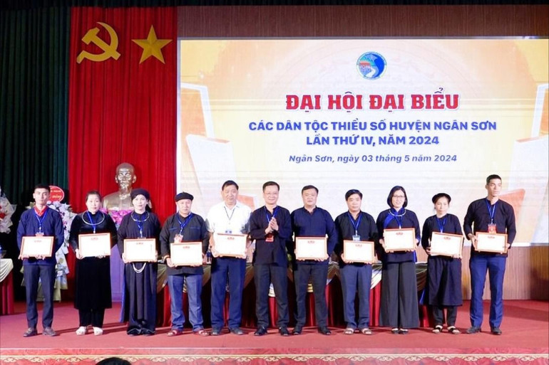 Những tập thể có thành tích xuất sắc trong lao động, sản xuất, công tác được lãnh đạo huyện Ngân Sơn khen thưởng tại Đại hội đại biểu các DTTS huyện lần thứ IV. z5434073951416_94151ce1283bbfd0448ade6958bf413e.jpg