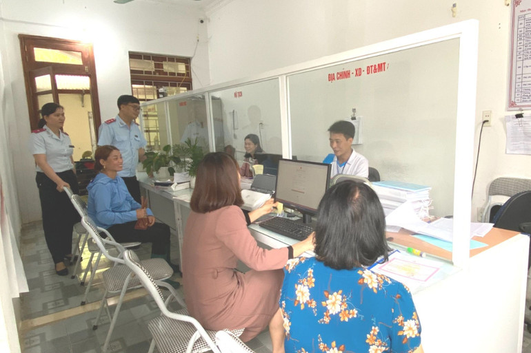 Qua kiểm tra cho thấy, cán bộ, công chức, viên chức các đơn vị của huyện Ngân Sơn chấp hành tốt việc giải quyết thủ tục hành chính cho người dân. z5446201530084_d81f1a94d8506630974d077c15c4be53.jpg