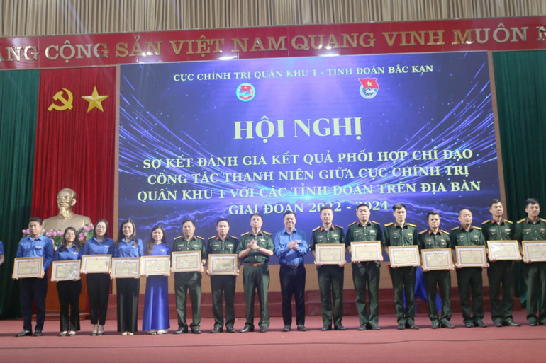 Các tập thể có thành tích xuất sắc được Chính ủy Quân khu 1 khen thưởng. IMG_2076.jpg