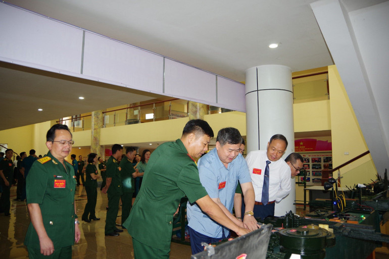 Các đại biểu tham quan trưng bày mô hình, sáng kiến tại Đại hội. z5446555963329_88cf790b125e3f301928e237ce600da5.jpg