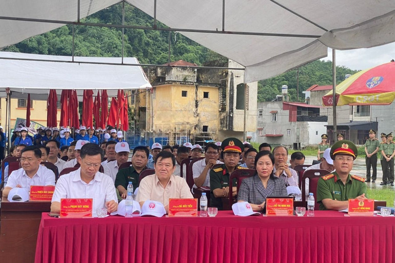 Đại biểu dự Lễ mít tinh. z5568867708798_de4aa24f4f274cfa6fa5e895dda22d12.jpg
