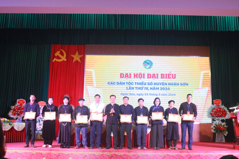 Lãnh đạo huyện Ngân Sơn trao Giấy khen cho các tập thể có thành tích tiêu biểu, xuất sắc. IMG_2497.JPG