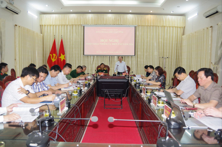 Đồng chí Nguyễn Đăng Bình, Phó Bí thư Tỉnh ủy, Chủ tịch UBND tỉnh, Phó Trưởng Ban chỉ đạo diễn tập tỉnh phát biểu chỉ đạo. z5509486040136_fa05cd08b4b9424373bff5c835551609.jpg