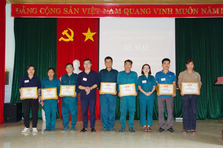 Lãnh đạo xã Lục Bình khen thưởng các tập thể, cá nhân có thành tích tiêu biểu trong tham gia diễn tập. z5560564517402_d0152f0c1dd5f2cba0e7ad6bb19e8950.jpg