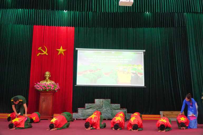 Xúc động với hình ảnh tái hiện sự hy sinh anh dũng của bộ đội trong đấu tranh giành độc lập dân tộc. 02.jpg