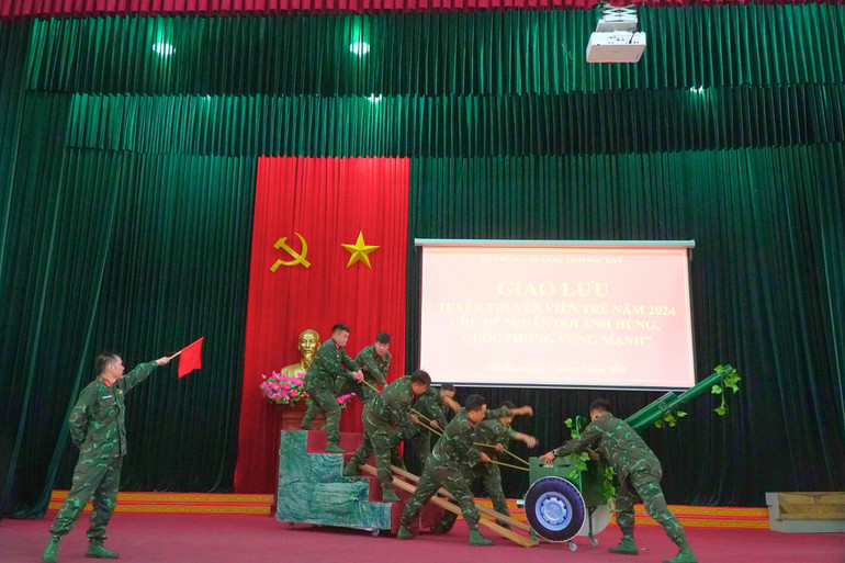 Tuyên truyền bằng việc tái hiện lại hình ảnh gian nan, vất vả của quân đội trong kháng chiến. 01.jpg