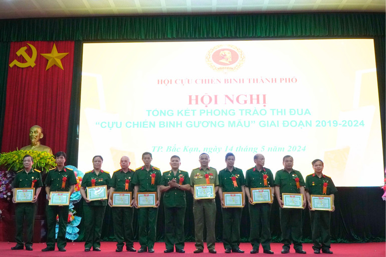 Hội CCB thành phố tặng Giấy khen cho các tập thể, cá nhân có thành tích tiêu biểu trong phong trào "Cựu chiến binh gương mẫu", giai đoạn 2019 - 2024. 08.jpg