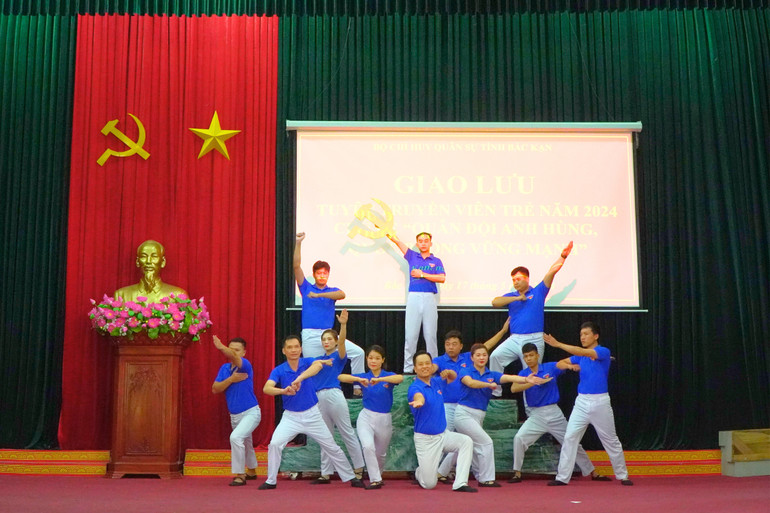 Sức trẻ quyết tâm, nỗ lực, mạnh mẽ vươn lên trong xây dựng quê hương. 04.jpg
