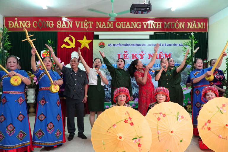 Tiết mục văn nghệ đặc sắc do hội viên Hội Truyền thống Trường Sơn – Đường Hồ Chí Minh biểu diễn. 34.jpg