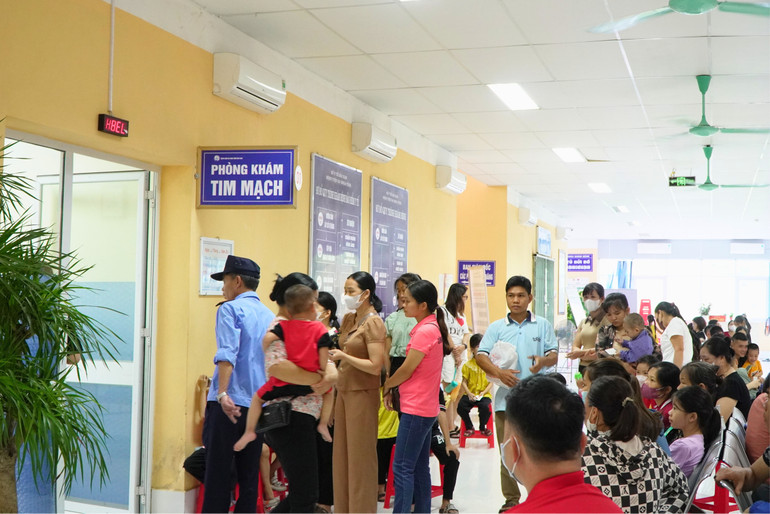 Đông đảo người dân đưa con đến khám. Đông đảo người dân đưa con đến khám.