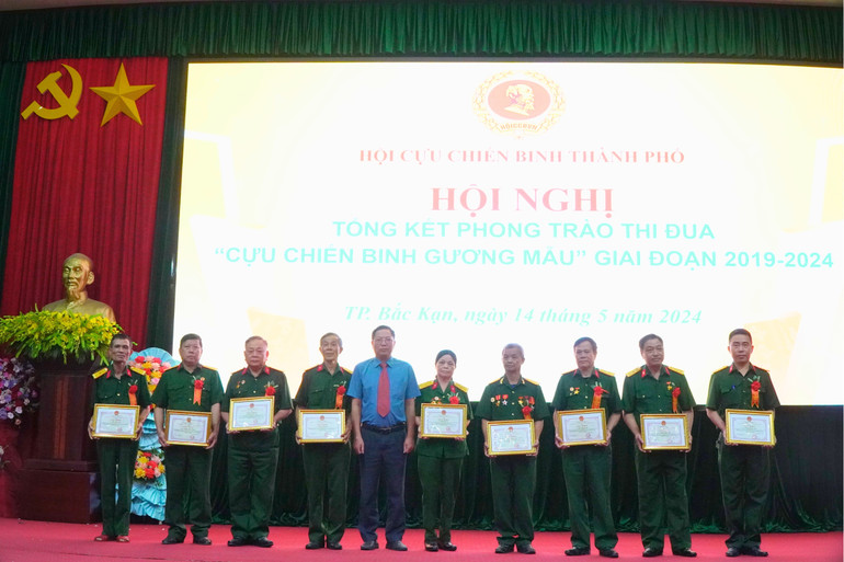Lãnh đạo UBND thành phố tặng Giấy khen cho các cá nhân. 06.jpg