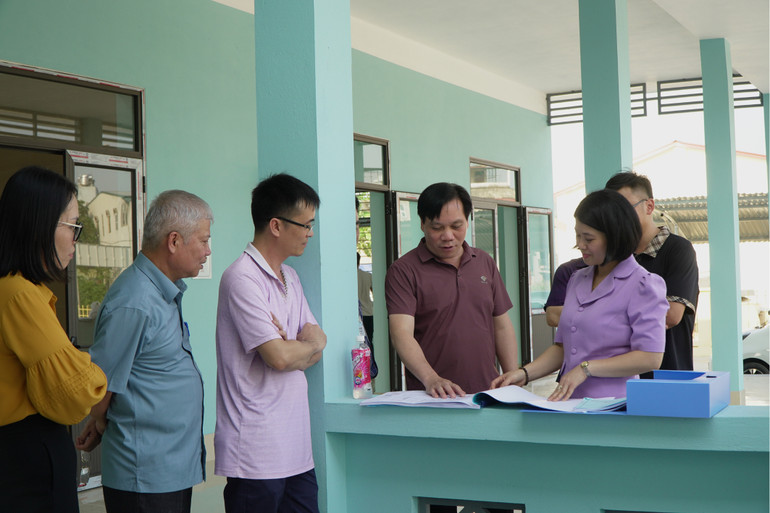 Lãnh đạo Sở Y tế, UBND thành phố Bắc Kạn và các đơn vị liên quan kiểm tra thực tế công trình, bản thiết kế. 444.jpg