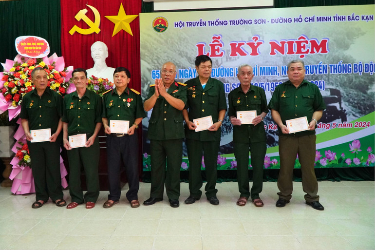 Ông Đỗ Đức Lại, Chủ tịch Hội Truyền thống Trường Sơn – đường Hồ Chí Minh tỉnh Bắc Kạn trao Kỷ niệm chương cho hội viên. 44.jpg