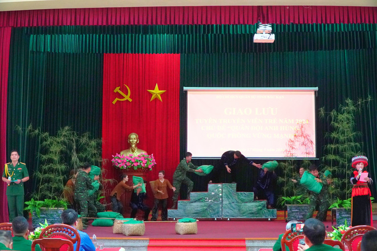 Tình quân dân luôn được gắn bó chặt chẽ ở trong chiến tranh lẫn thời bình. 03.jpg