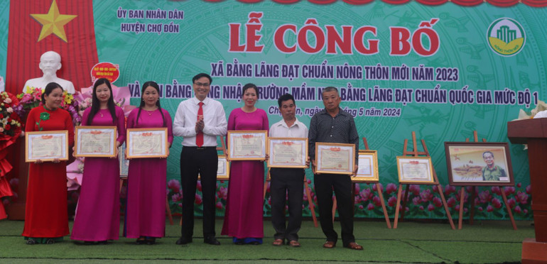 Lãnh đạo UBND huyện Chợ Đồn trao tặng Giấy khen cho ông Triệu Văn Ngô (áo trắng), thôn Tổng Mụ và ông Nguyễn Văn Liên (áo sẫm màu), thôn Bản Lắc, xã Bằng Lãng (Chợ Đồn) vì có thành tích xuất sắc trong phong trào xây dựng nông thôn mới. 8(9) (1).jpg
