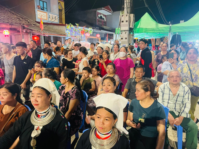 Đông đảo người dân đến tham dự chương trình. z5397353122647_0bd9b80355da83344680c46ae701a02e.jpg