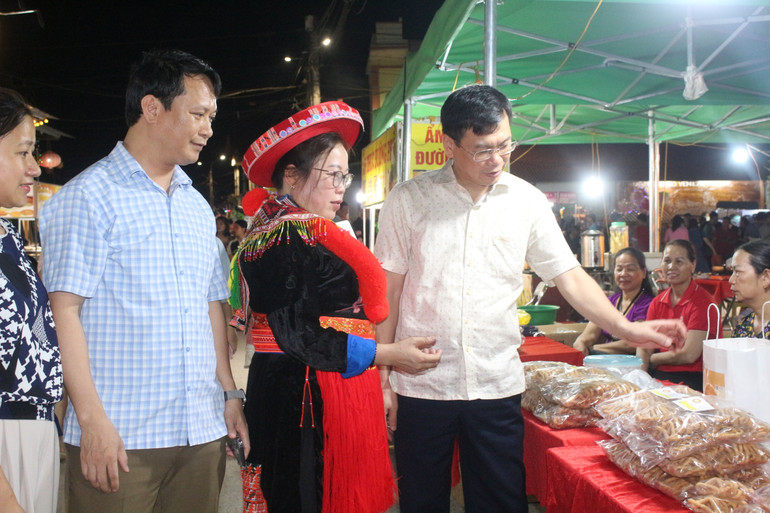 Lãnh đạo Sở Văn hóa, Thể thao và Du lịch, huyện Na Rì tham quan gian hàng tại Chợ đêm Phố Cổ. IMG_0001.JPG