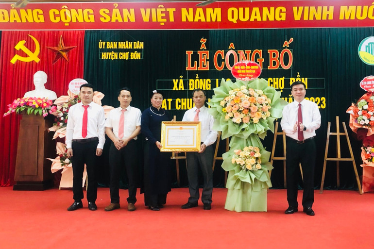 Ông Hà Sỹ Huân, Giám đốc Sở Nông nghiệp và PTNT, Chánh Văn phòng điều phối NTM tỉnh trao Quyết định của Chủ tịch UBND tỉnh công nhận xã Đồng Lạc (Chợ Đồn) đạt chuẩn nông thôn mới năm 2023. IMG_2321.jpeg