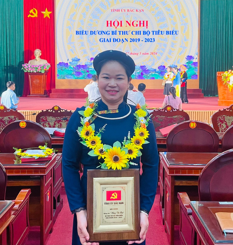Bà Nông Thị Biệt, Bí thư Chi bộ 6, Đảng bộ phường Xuất Hóa (TP. Bắc Kạn) được biểu dương tại Hội nghị Biểu dương Bí thư chi bộ tiêu biểu giai đoạn 2019 - 2023. z5509779743041_cb1a1337b0cf89e51aaa8f57429bc6d5.jpg