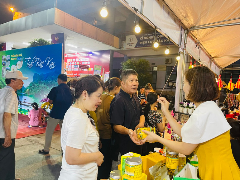 Du khách đến tham quan và mua sắm tại các gian hàng OCOP. z5389940712826_e07d58d2c67a9aeafaf0420c8fd140c5.jpg