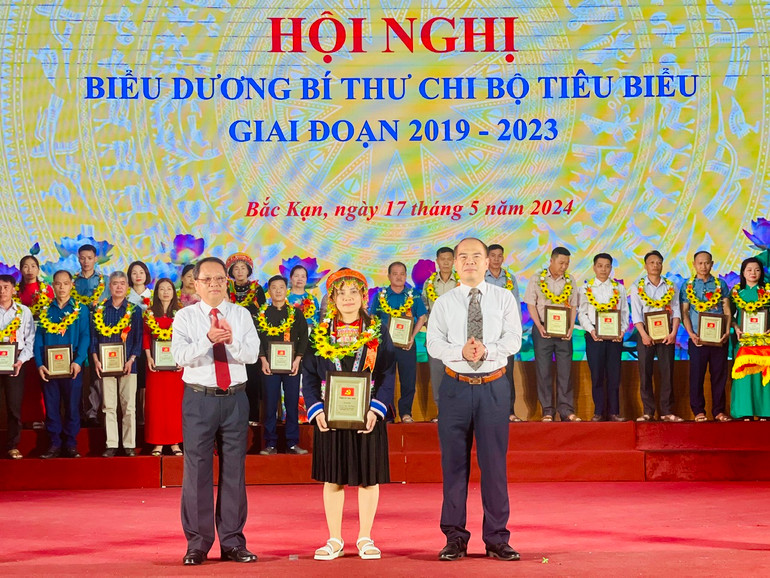 Lãnh đạo Ban Tổ chức, Ban Nội chính Tỉnh ủy thay mặt lãnh đạo tỉnh trao biểu trưng, biểu dương bà Lào Thị Duyên, Bí thư Chi bộ Khuổi Vạc, xã Văn Vũ (Na Rì) tại Hội nghị Bí thư tiêu biểu giai đoạn 2019 - 2023. z5509785774680_bef68129821070df7f23fd9cfe9f3c6f.jpg