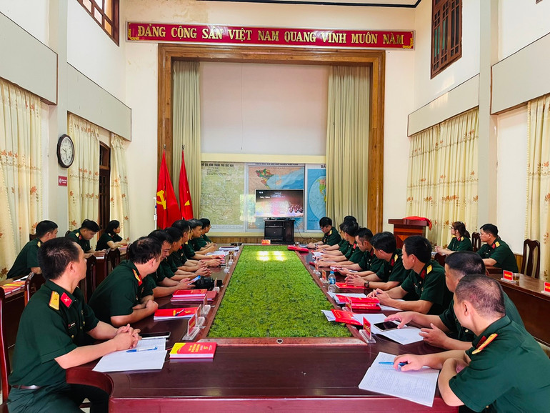 Cán bộ, chiến sĩ Ban Chỉ huy Quân sự thành phố Bắc Kạn theo dõi Lễ viếng đồng chí Tổng Bí thư Nguyễn Phú Trọng qua truyền hình trực tiếp trên sóng Đài Truyền hình Việt Nam. z5666246541397_97738367dbe22fafe08477a59d7363ca.jpg