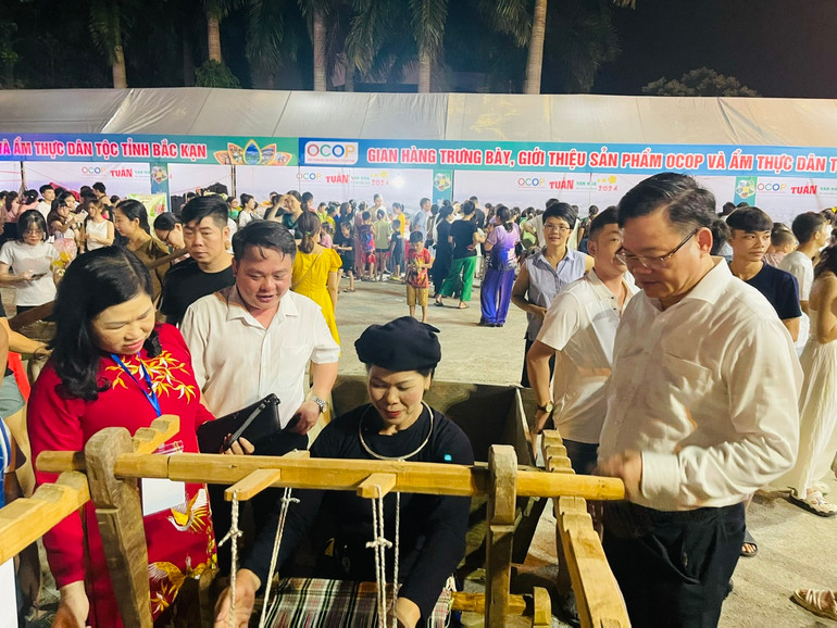Lãnh đạo tỉnh Bắc Kạn tham quan hiện vật khung cửi dệt vải của dân tộc Tày. z5389937012962_e27f04b10721a14509f431681f2644fc.jpg