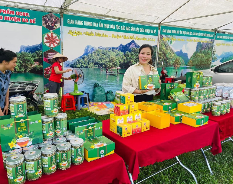 HTX Yến Dương (Ba Bể) trưng bày, quảng bá giới thiệu và bán sản phẩm tại "Tuần Văn hóa - Du lịch" tỉnh Bắc Kạn năm 2024. z5394638425781_2e9b1723869f60a5c73423cebcdd5f2e.jpg