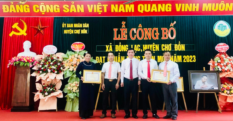 Ông Hà Sỹ Huân, Giám đốc Sở Nông nghiệp và PTNT, Chánh Văn phòng điều phối NTM tỉnh trao Bằng khen của Chủ tịch UBND tỉnh cho tập thể xã Đồng Lạc vì có thành tích xuất sắc trong phong trào thi đua xây dựng nông thôn mới. z5426643229066_816b0856231e0f12c64ecb118dda5f84.jpg