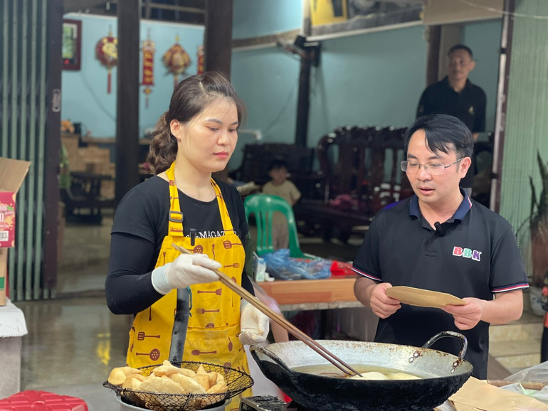 Phóng viên Báo Bắc Kạn trải nghiệm cùng chị Hoàng Thị Lập làm bánh trăng truyền thống. z5397364176056_3b981eb709fafe775721a1b716170798.jpg