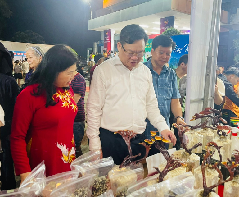 Lãnh đạo tỉnh Bắc Kạn tham quan gian hàng trưng bày sản phẩm của HTX Minh Anh (TP. Bắc Kạn) z5389922603950_78cf128a1c28209bc28adba598666519.jpg