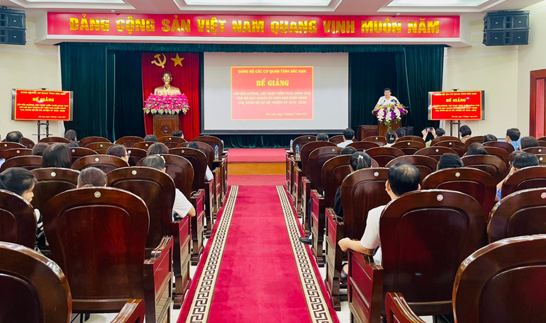 Đồng chí Triệu Đức Liêm, Phó Bí thư Thường trực Đảng ủy, Trưởng Ban Tổ chức Lớp bồi dưỡng phát biểu tại Lễ Bế giảng. z5648853590957_5275257252eb71ee838325237dc98f83.jpg