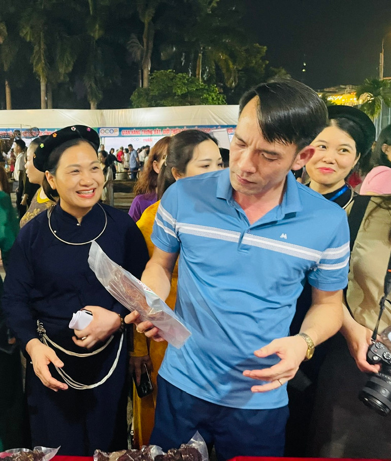 Du khách tham quan và mua sắm sản phẩm của gian hàng OCOP tại thành phố Bắc Kạn. z5394234858913_710196b0143f325a0dec21568b524077.jpg