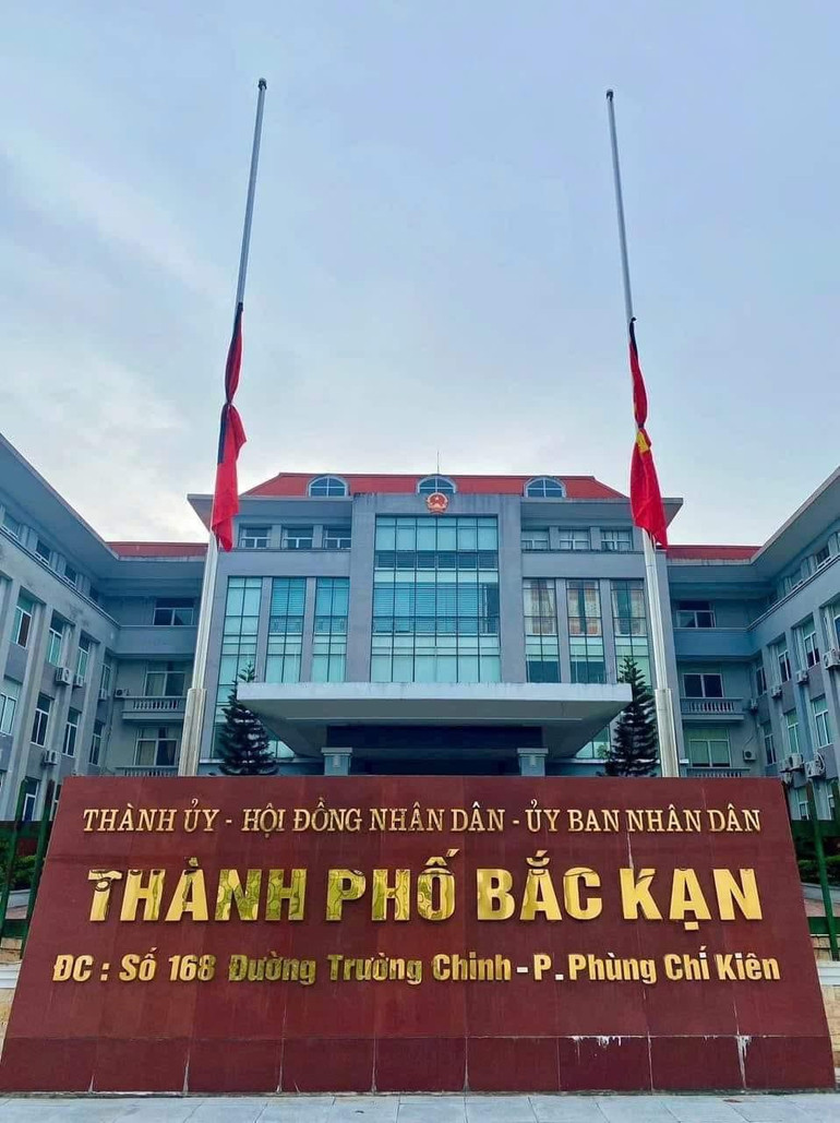 Thành ủy - HĐND - UBND thành phố Bắc Kạn treo cờ rủ trong 02 ngày Quốc tang đồng chí Tổng Bí thư Nguyễn Phú Trọng (từ ngày 25 -26/7/2024). z5666257614600_91320f37509de9541fb8572ccb595631.jpg