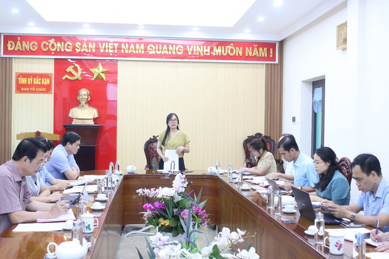 Bà Tiêu Thị Vân Hạnh, Phó Trưởng ban Bảo vệ, chăm sóc sức khỏe cán bộ tỉnh, trưởng khối chủ trì hội nghị. IMG_8911.JPG