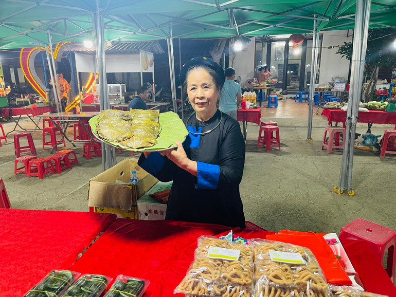 Các sản phẩm bánh quẩy, bánh giầy và nhiều bánh đặc sản của địa phương được người dân bày bán tại Chợ đêm Phố Cổ Na Rì. z5397358227661_f45777445b0c385023715925846e8873.jpg