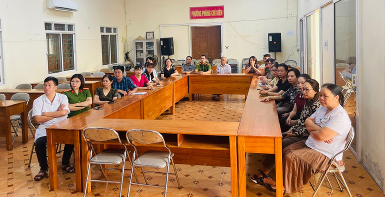 Cán bộ, đảng viên tại Đảng bộ phường Phùng Chí Kiên (TP. Bắc Kạn) theo dõi Lễ viếng đồng chí Tổng Bí thư Nguyễn Phú Trọng trên kênh VTV1 của Đài Truyền hình Việt Nam. z5666245300973_3bbe9eced2f5dafbfe9ba863af4be386.jpg