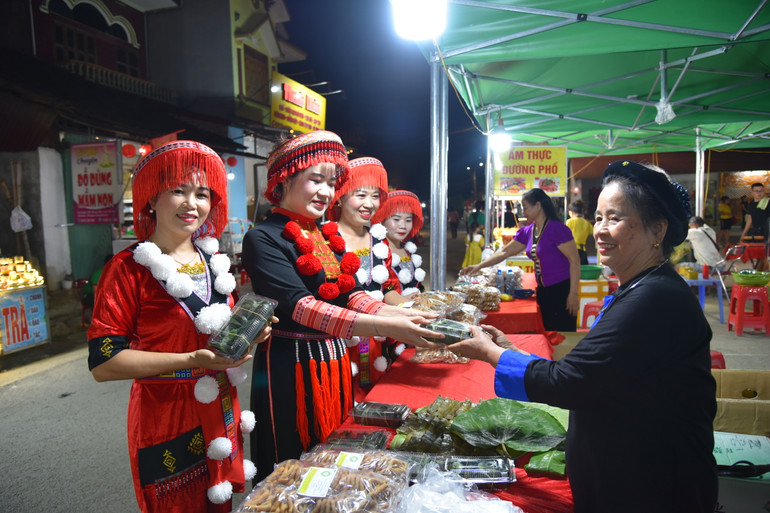 Sắc màu trang phục dân tộc Dao tại Chợ đêm Phố Cổ Na Rì. NIK_9731.JPG