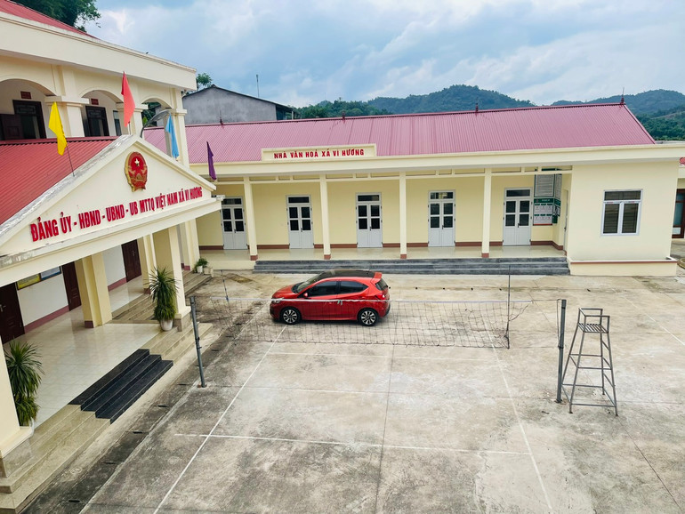 Nhà Văn hóa xã Vi Hương (Bạch Thông) được xây dựng khang trang, đáp ứng nhu cầu sinh hoạt cộng đồng của người dân trên địa bàn. z5476700246109_26349f875131e024d90568d348d2890e.jpg