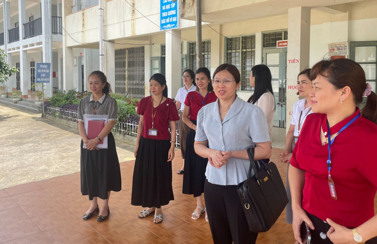 Đoàn giám sát của HĐND tỉnh khảo sát thực tế về thiết bị trường học tại Trường Tiểu học Bằng Vân (Ngân Sơn). IMG_3784.JPG