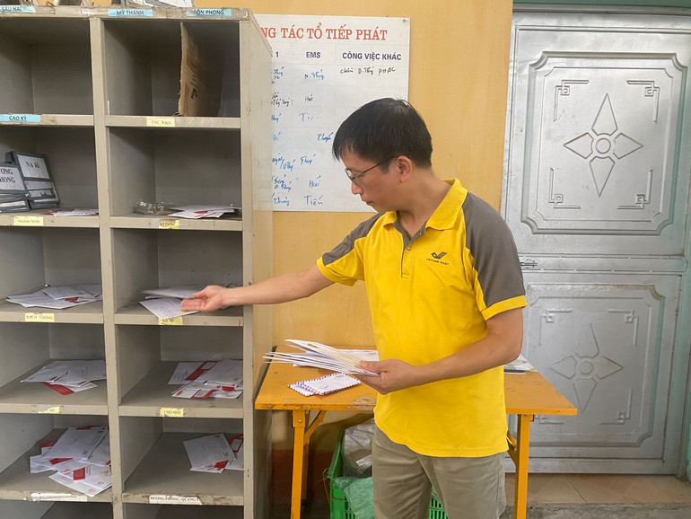 Những chiếc thư tay thành "hàng hiếm" tại Trung tâm Khai thác vận chuyển thuộc Bưu điện tỉnh.