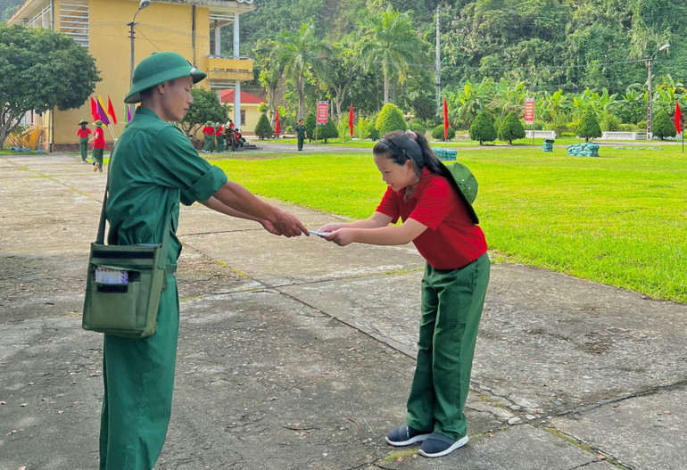 Em nhỏ gửi thư cho gia đình trong quãng thời gian tham gia học kỳ Quân đội.