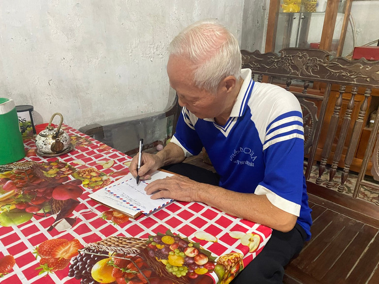 Cụ Nguyễn Xuân Đĩnh, tổ 2, phường Đức Xuân, thành phố Bắc Kạn viết thư cho người thân.