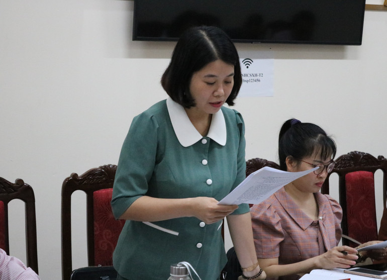 Đồng chí Nguyễn Thị Huế, Phó Chủ tịch UBND TP. Bắc Kạn phát biểu ý kiến tại cuộc họp.