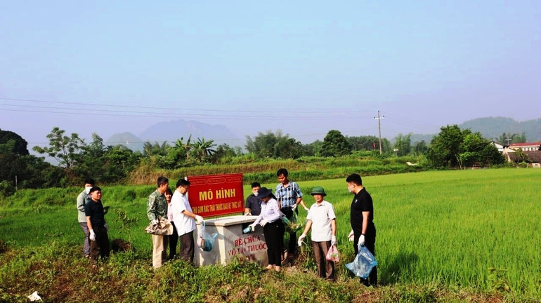 Phòng giao dịch NHCSXH huyện Na Rì phối hợp cùng Phòng Nông nghiệp và PTNT, Trạm quản lý Thủy nông huyện Na Rì bàn giao 08 bể thu gom vỏ bao thuốc BVTV cho xã Kim Lư.