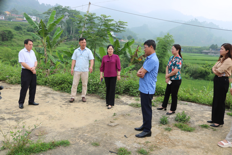 Đoàn giám sát của HĐND tỉnh kiểm tra thực tế tại xã Chu Hương.