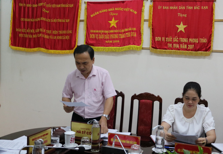 Đồng chí Hà Sỹ Côn, Giám đốc Chi nhánh NHCSXH tỉnh báo cáo tại Phiên họp.