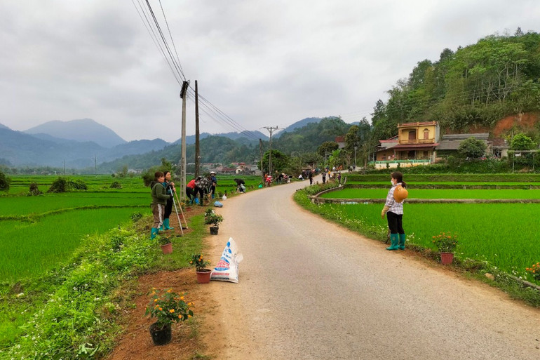 Người dân xã Vi Hương (Bạch Thông) ra quân tổng vệ sinh môi trường.